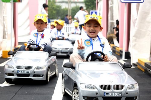 在BMW交通安全主题公园中，小朋友们一边驾驶电 动小汽车一边学习交通规则.JPG