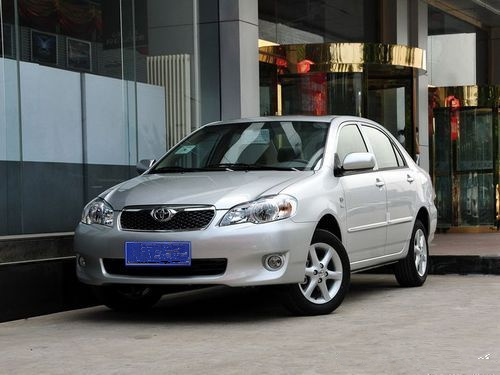 　　近日酷车369编辑从郑州世纪鸿图丰田4S店了解到，花冠综合优惠12800万元，现金5000元，送7800元大礼包（导航+脚垫）详情请来电（店）咨询。　　花冠从前部看去，银色的灯眉散发的凌厉气势，令花冠仿佛蓄势待发。从侧面平视过去，整车圆润、厚重，呈现出张力十足的动感风格。花冠饱满、厚实的后部车身，尚未启动，动感气息已迎面而来。花冠极富质感的外形在克服空气阻力方面的表现同样令人满意。丰田花冠造型动感十足、浑然一体，在简洁利落的动感外观线条下，花冠蕴藏着一颗奔腾的心。　　内饰方面，新款花冠豪华版配有中控台银色涂装、真皮座椅和前阅读灯，其余两个版本的车型均配备的是织物座椅。全系标配电动门窗，驾驶席带有防夹功能。另外脚垫、迎宾踏板和行李箱垫将作为全系的内饰选配。　　郑州世纪鸿图汽车销售服务有限公司　　电话：0371-65695000　　地址：郑州市中州大道北段于天伦路交汇处
