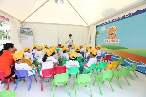 孩子们在BMW儿童交通安全训练营中学习安全知识.jpg