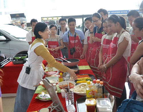 认真学习每个烹饪技巧.JPG